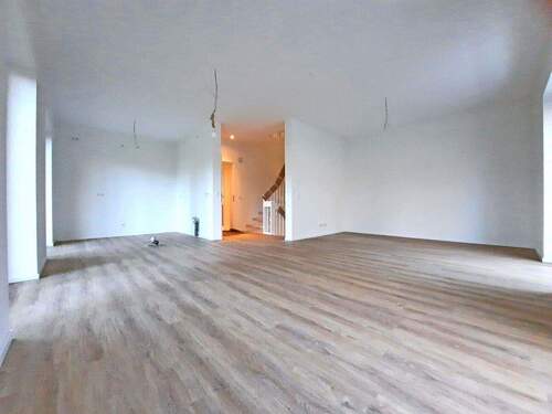 Wohnzimmer mit offener Küche - 4 Zimmer Doppelhaushälfte zur Miete in Hamburg