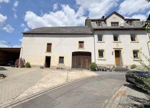 Vorderansicht - Charmantes ehemaliges Winzerhaus mit großem Nebengebäude.