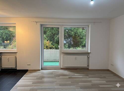 Wohnzimmer - 1 Zimmer Etagenwohnung zum Kaufen in München