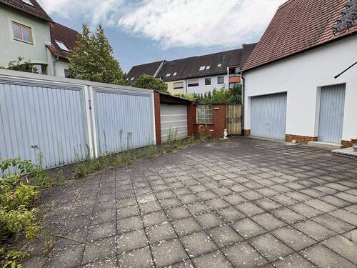 Hof mit Garagen - 