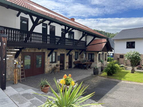 Hof und Eingang Nord-West - 1 Zimmer Mehrfamilienhaus, Wohnhaus zum Kaufen in Rippershausen