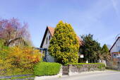 Ansicht - Sommer im eigenen Garten - EFH mit 3 Garagen, Garten und Gartenhaus in Hummeltal