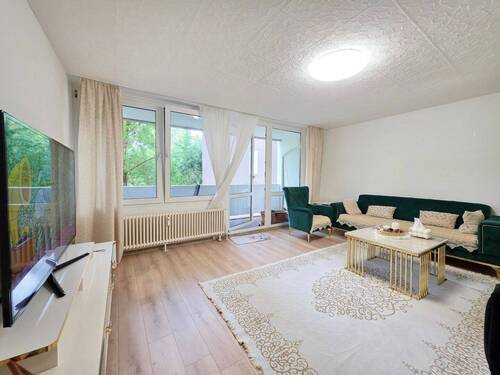 Wohnzimmer 1 - 3 Zimmer Etagenwohnung zum Kaufen in Freiburg im Breisgau