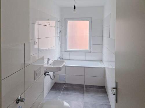 Tageslichtvollbad - Musterfoto - Etagenwohnung mit 62,00 m² in Duisburg zur Miete