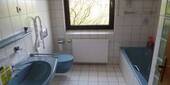 das Bad mit Dusche und Wanne - 