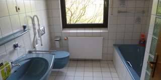 das Bad mit Dusche und Wanne - 