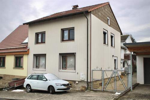 Außenansicht mit Stellplatz - Zuhause mit Herz & Möglichkeiten- Zweifamilienhaus in Sinsheim zu verkaufen