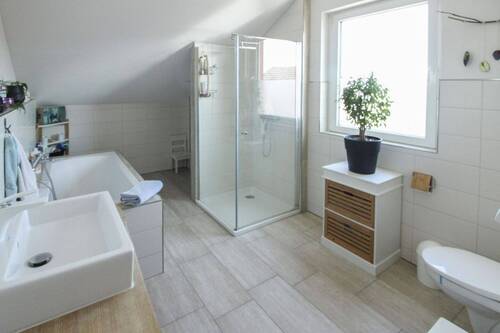 Tageslichtbad mit Wanne und Dusche - 