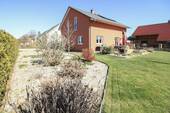 Seitlicher Garten - *Sonnig* Niedrigenergiehaus mit gehobener Ausstattung, Kamin, Terrasse und viel Garten