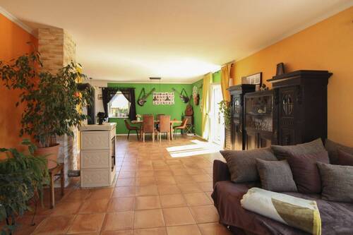 Wohnzimmer mit Blick zum Essbereich - 