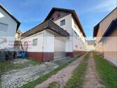 Seitenansicht MFH mit Garage und Stellplatz - 1 Zimmer Mehrfamilienhaus, Wohnhaus in Loffenau