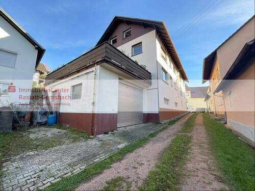 Seitenansicht MFH mit Garage und Stellplatz - 1 Zimmer Mehrfamilienhaus, Wohnhaus in Loffenau