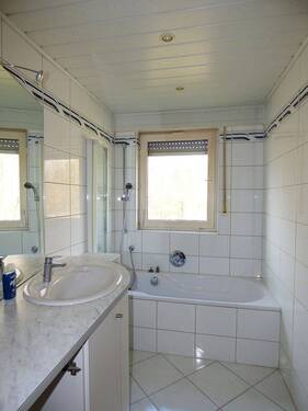 Tageslichtbad mit Wanne - 