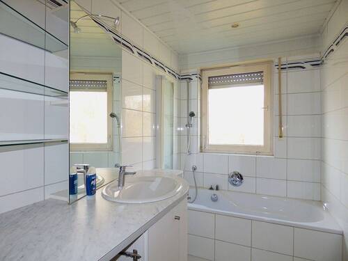 Tageslichtbad mit Wanne - 