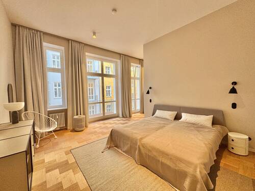 Hauptschlafzimmer mit Balkon - 