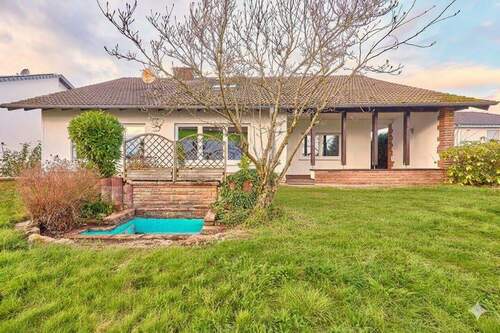 Seitenansicht mit Terrasse - 7 Zimmer Einfamilienhaus zum Kaufen in Geiselberg