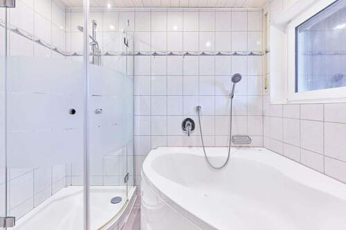 Bad mit Wanne und Dusche - 