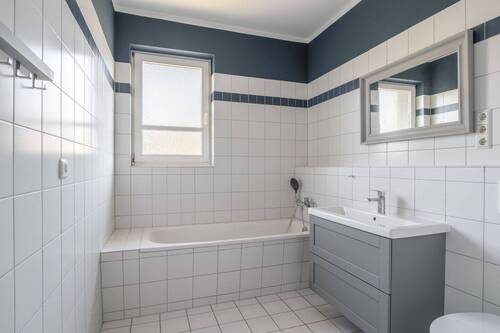 Tageslichtbad mit Wanne - 