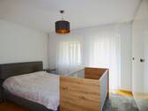 Schlafzimmer mit Zugang zum Balkon - 