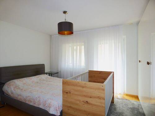 Schlafzimmer mit Zugang zum Balkon - 