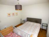 Schlafzimmer mit Zugang zum Balkon - 