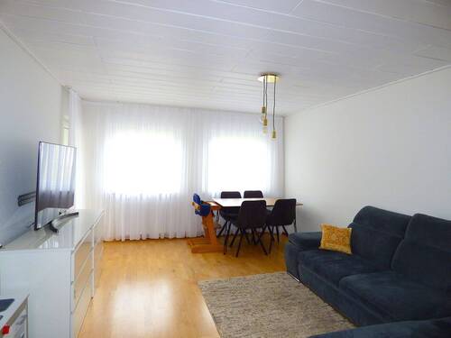 Wohnzimmer mit Zugang zum Balkon - 