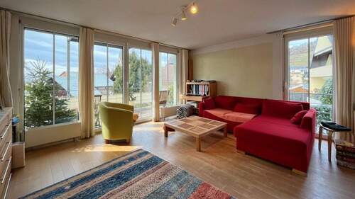 Heller, einladender Wohnbereich mit direktem Zugang auf den großen Balkon - 4 Zimmer Einfamilienhaus zum Kaufen in Ebringen