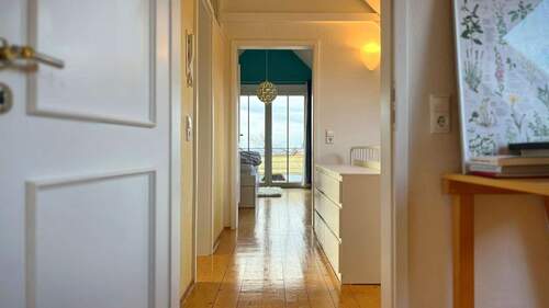 Helle, lichtdurchflutete Räume und schicker Parkettboden - 