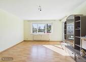 Wohnzimmer - Sofort einziehen oder vermieten: 3-Zimmer-Wohnung mit Balkon & Garage