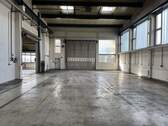 Hallengebäude auf der Nordseite mit ca. 4,20m hoher Toranlage - 