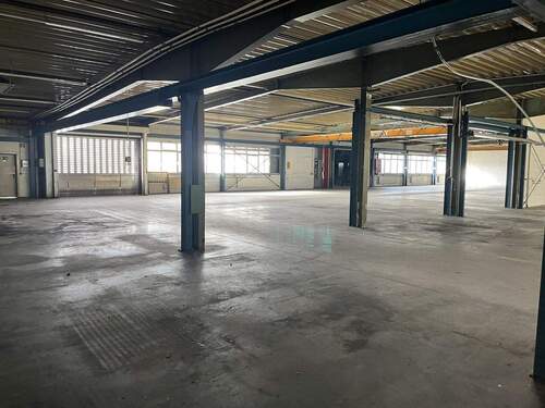 Hallengebäude mit Toranlage - 