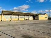 Ansicht mit überdachter Freifläche - Halle zum Kaufen in Haßfurt