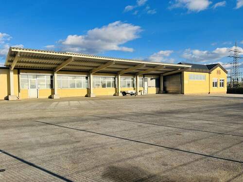 Ansicht mit überdachter Freifläche - Halle zum Kaufen in Haßfurt