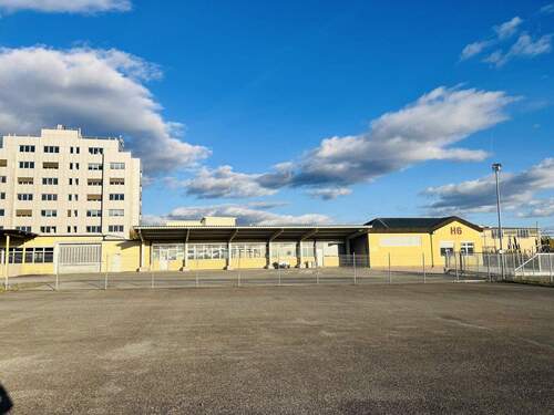 Westansicht der Immobilie - Halle in Haßfurt