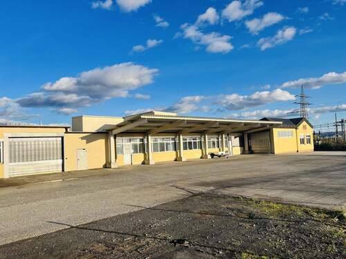 Westansicht der Hallengebäude inkl. vorgelagerter Freifläche - Halle in Haßfurt zum Kaufen