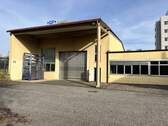 erhöhte Halle mit Toranlage und Vordach - 