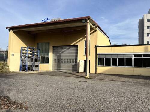 erhöhte Halle mit Toranlage und Vordach - 
