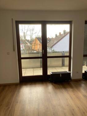 Wohnzimmer mit Blick auf Balkon - Etagenwohnung mit 66,60 m&sup2; in Wendelstein zur Miete