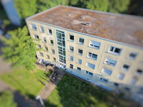 Gebäudeansicht - Gut geschnittene 4-Zimmer-Wohnung mit zwei Süd-Loggien und großem Keller in Freiburg