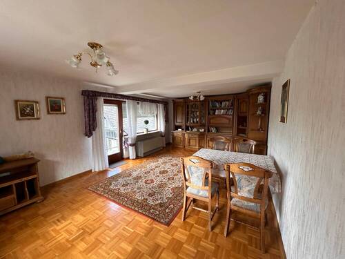 Wohnzimmer mit Balkon im Obergeschoss - 