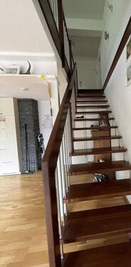 bitte hier entlang: vom Gartengeschoss auf die Galerie - 