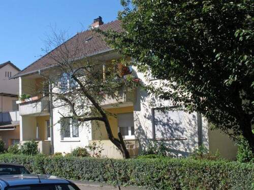 Ansicht Wohngebäude mit Balkonen und Außenanlage - EINZUGSPRÄMIE: Gemütliche 3-Zimmer-Wohnung in Heppenheim