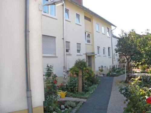 Zugang zum Wohngebäude mit Hauseingang - 3 Zimmer Etagenwohnung in Heppenheim