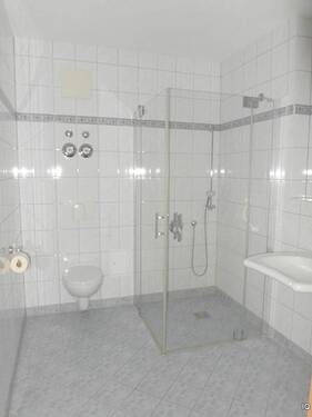 Bad mit Dusche - 