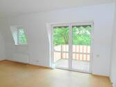 Wohnzimmer, Zugang Balkon - 2 Zimmer Etagenwohnung in Radebeul