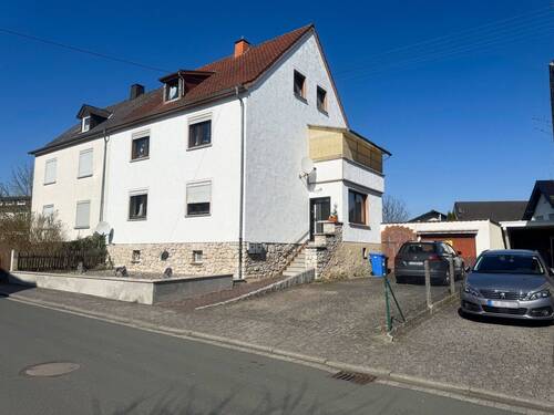 Hausansicht - 6 Zimmer Mehrfamilienhaus, Wohnhaus zum Kaufen in Hadamar