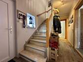 Flur mit Treppenaufgang - 