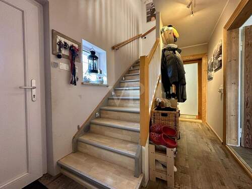 Flur mit Treppenaufgang - 