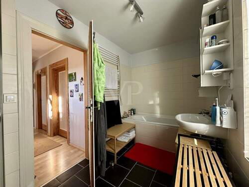 Badezimmer mit Dusche und Wanne - 