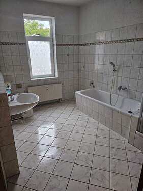 großes Bad - Mehrfamilienhaus, Wohnhaus mit 61,00 m&sup2; in Arnstadt zur Miete